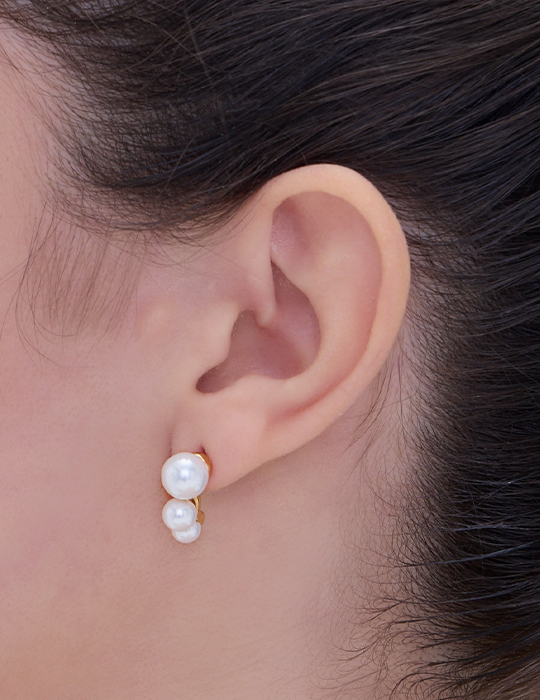 簡約珍珠排列。銀針耳環