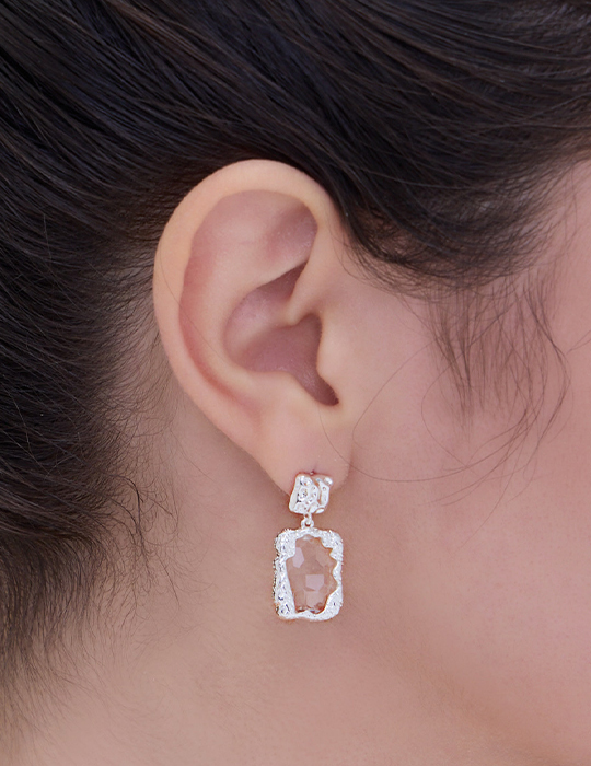 熔岩水晶垂墜。銀針耳環(銀)