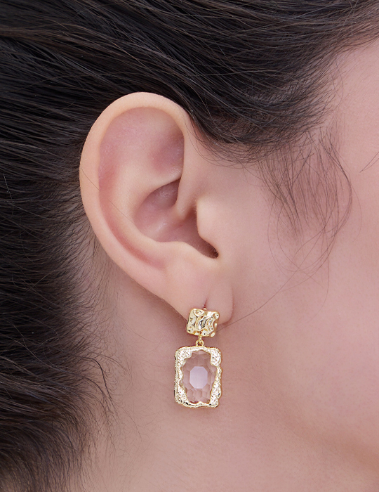 熔岩水晶垂墜。銀針耳環(金)