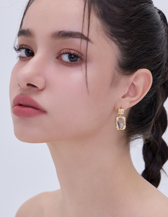 熔岩水晶垂墜。銀針耳環(金)