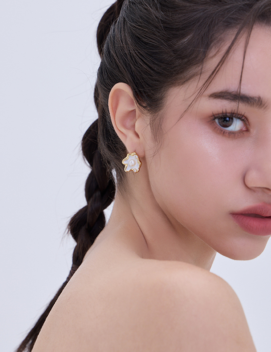 淡水珍珠五角星鋯石。銀針耳環