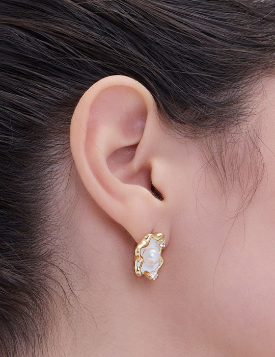 淡水珍珠五角星鋯石。銀針耳環