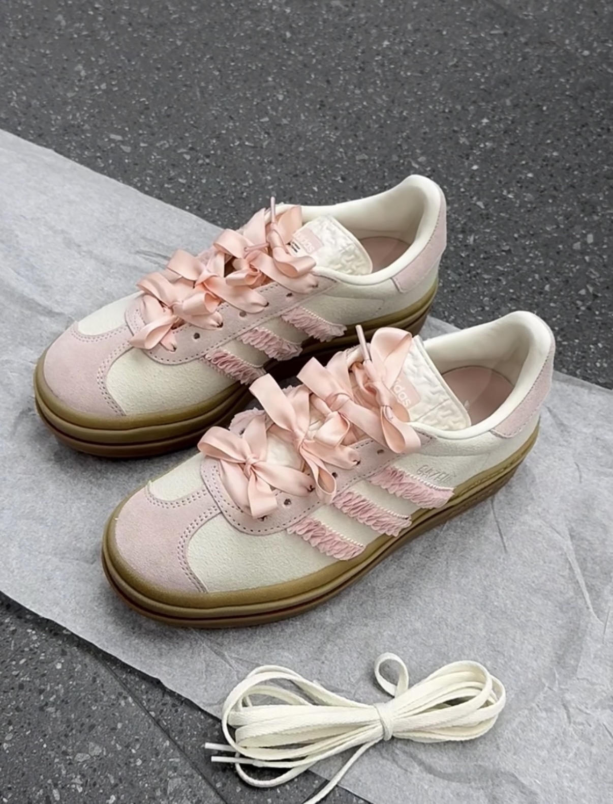 Adidas Originals Gazelle Bold 奶油櫻花 白粉色 象牙白 緞帶 芭蕾風 情人節 厚底 JR8374/預購