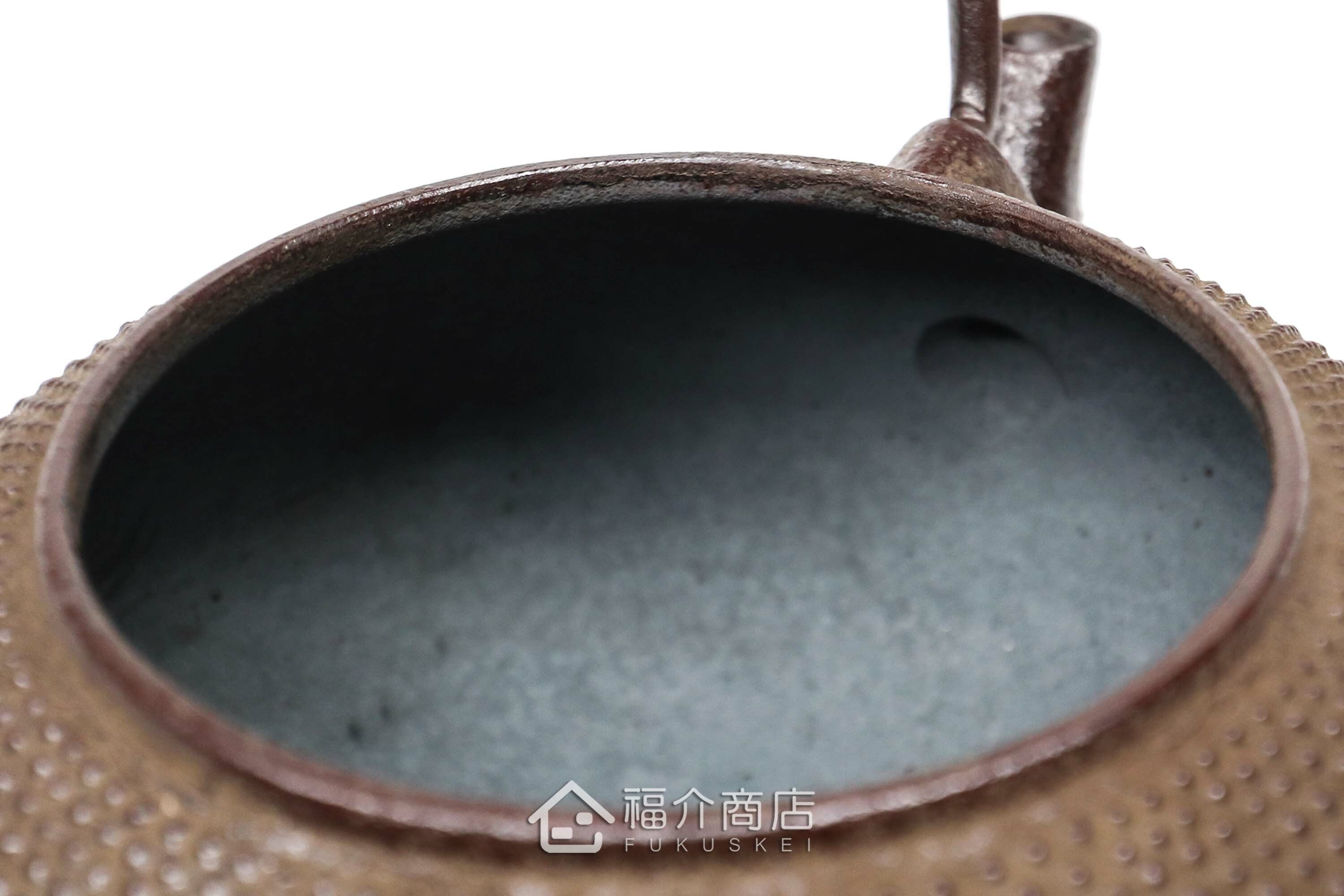 佐藤勝久所製作的日本鐵壺,壺身設計成霰圖紋