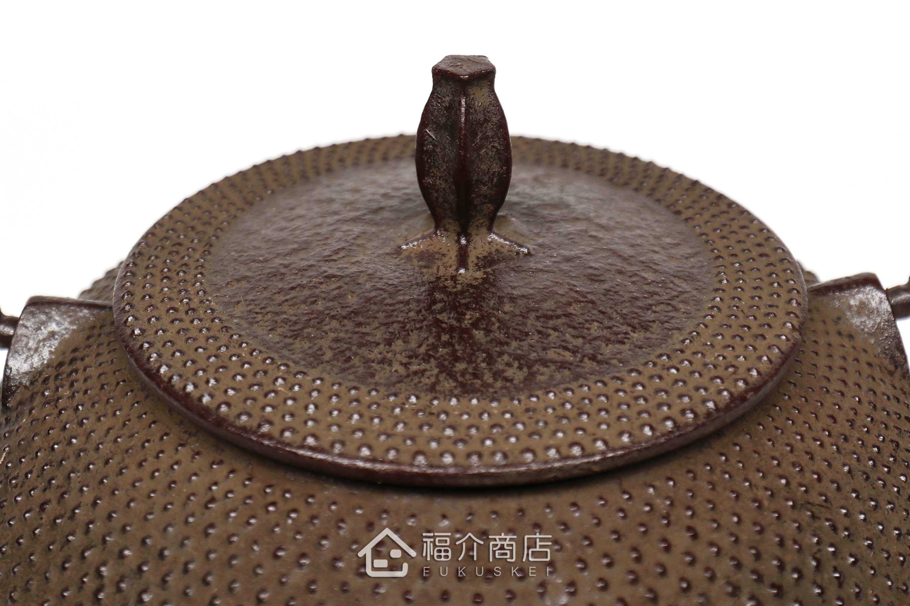 佐藤勝久所製作的日本鐵壺,壺身設計成霰圖紋