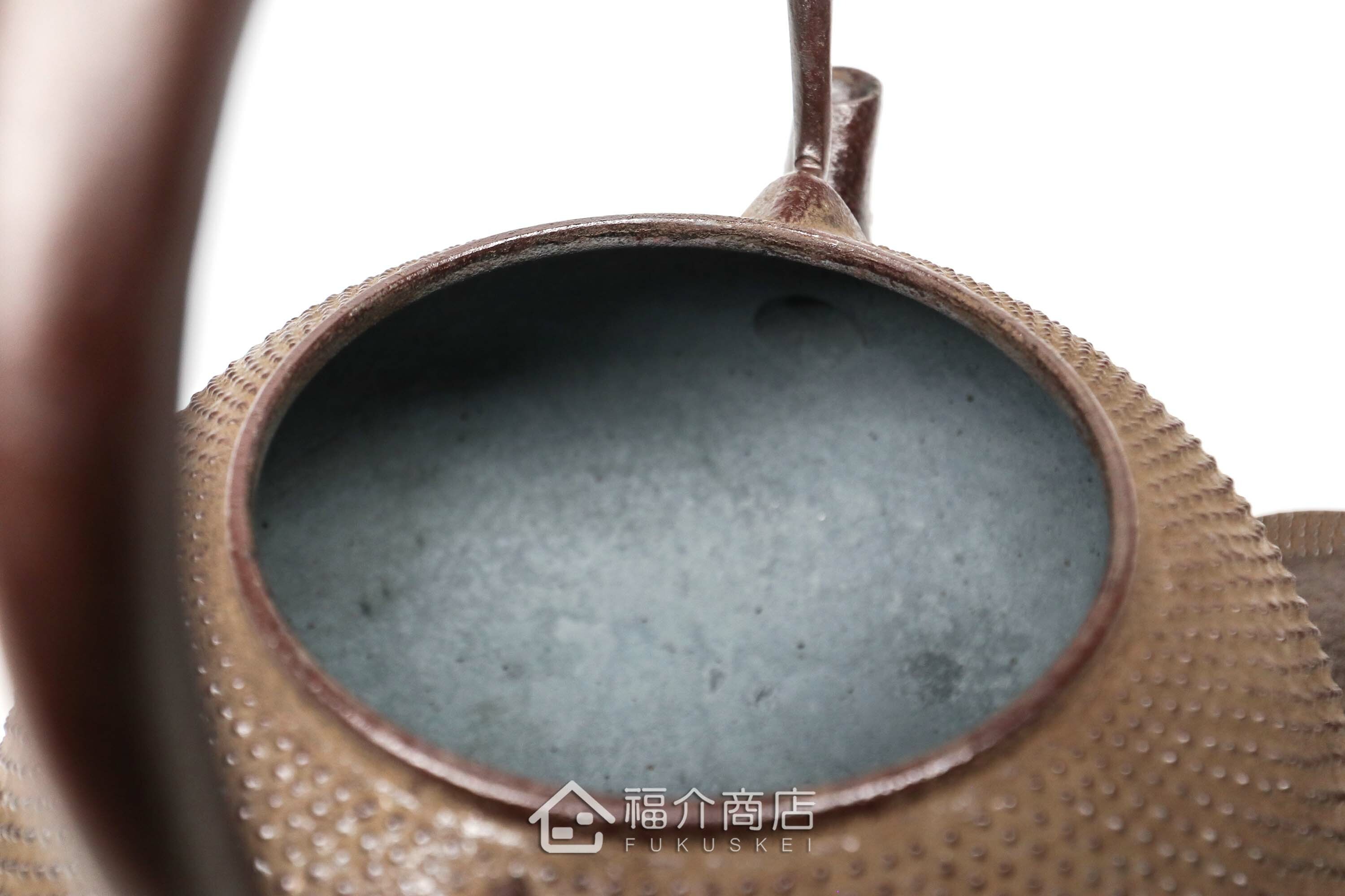 佐藤勝久所製作的日本鐵壺,壺身設計成霰圖紋