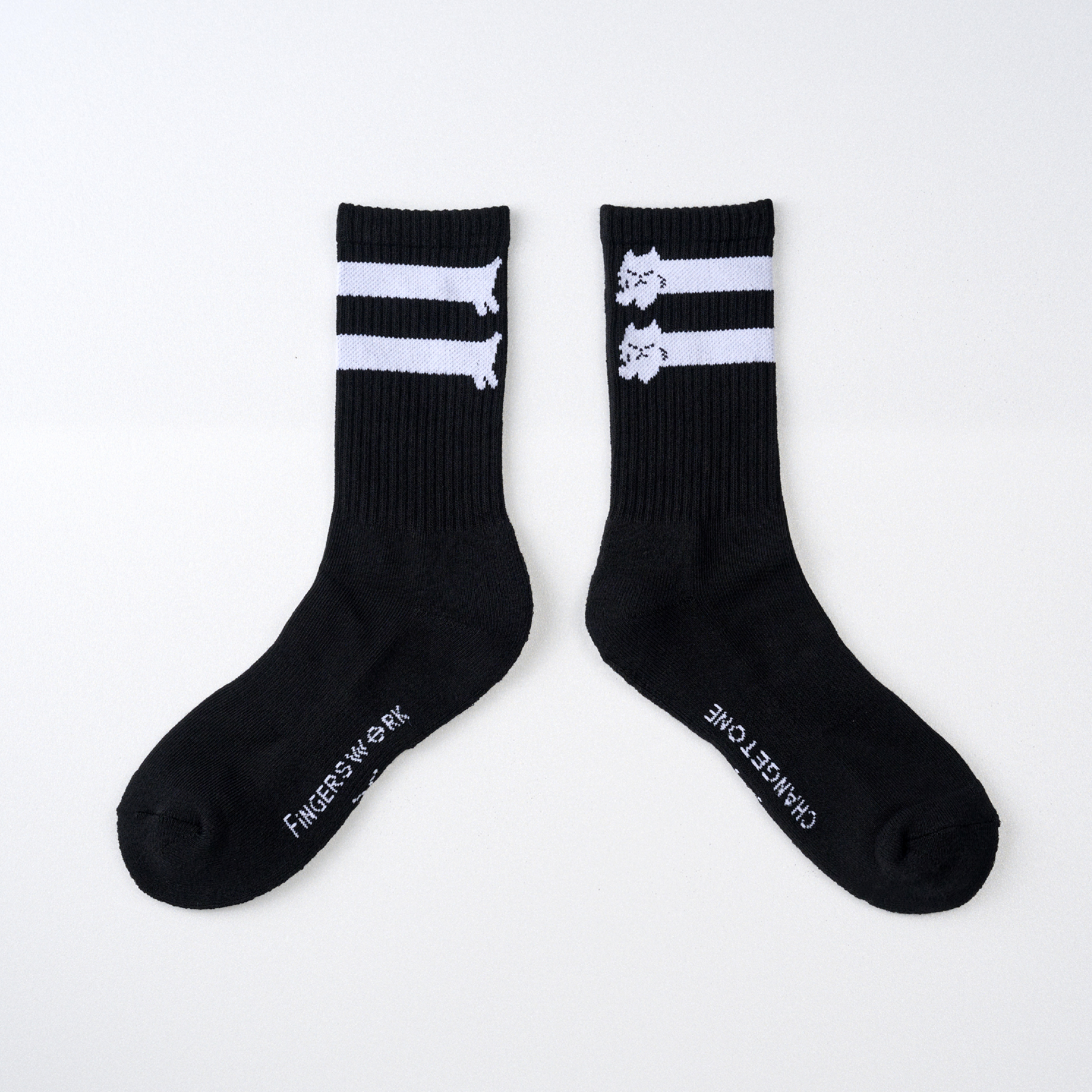 拉長了的厭世貓 運動中筒襪〈黑〉