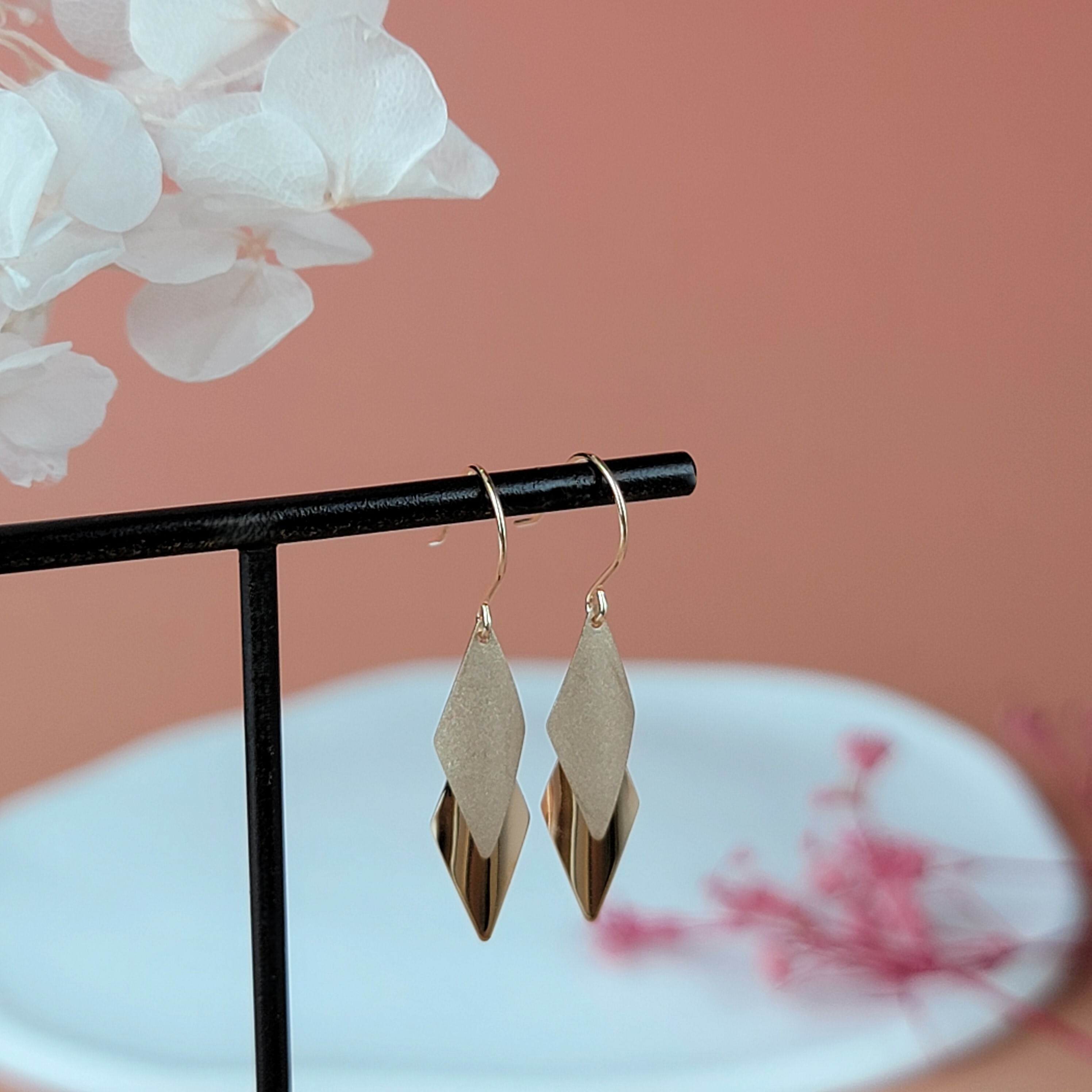 【me.luxe】K10雙菱流金勾式耳環