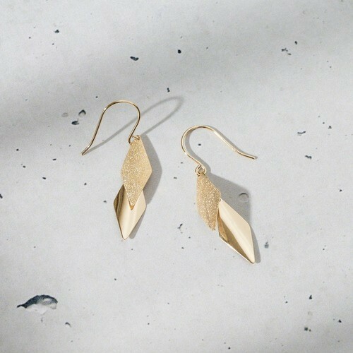 【me.luxe】K10雙菱流金勾式耳環