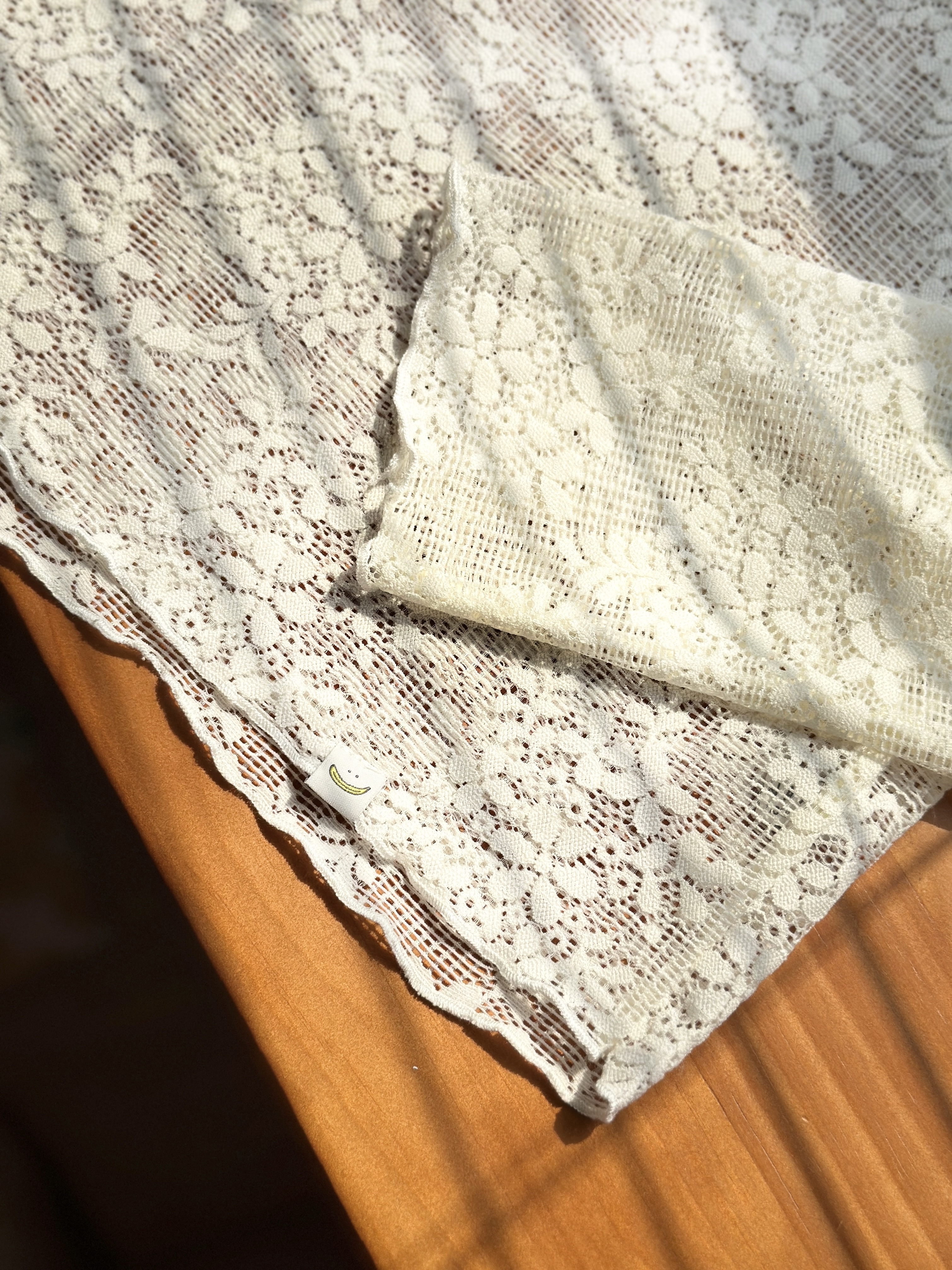 奶油白色／透膚碎花蕾絲長袖上衣／Sheer Floral Lace Long Sleeve Top