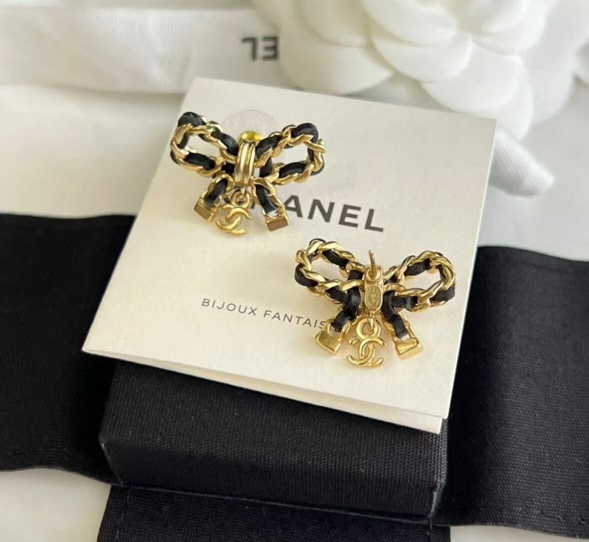 Chanel 皮穿耳環-M