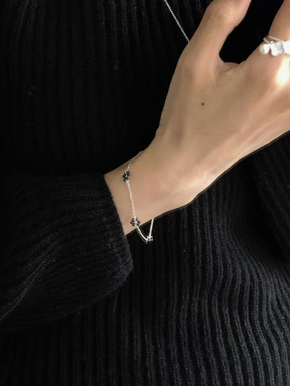 #228DN019 Fleur three black flower bracelet ͙S925