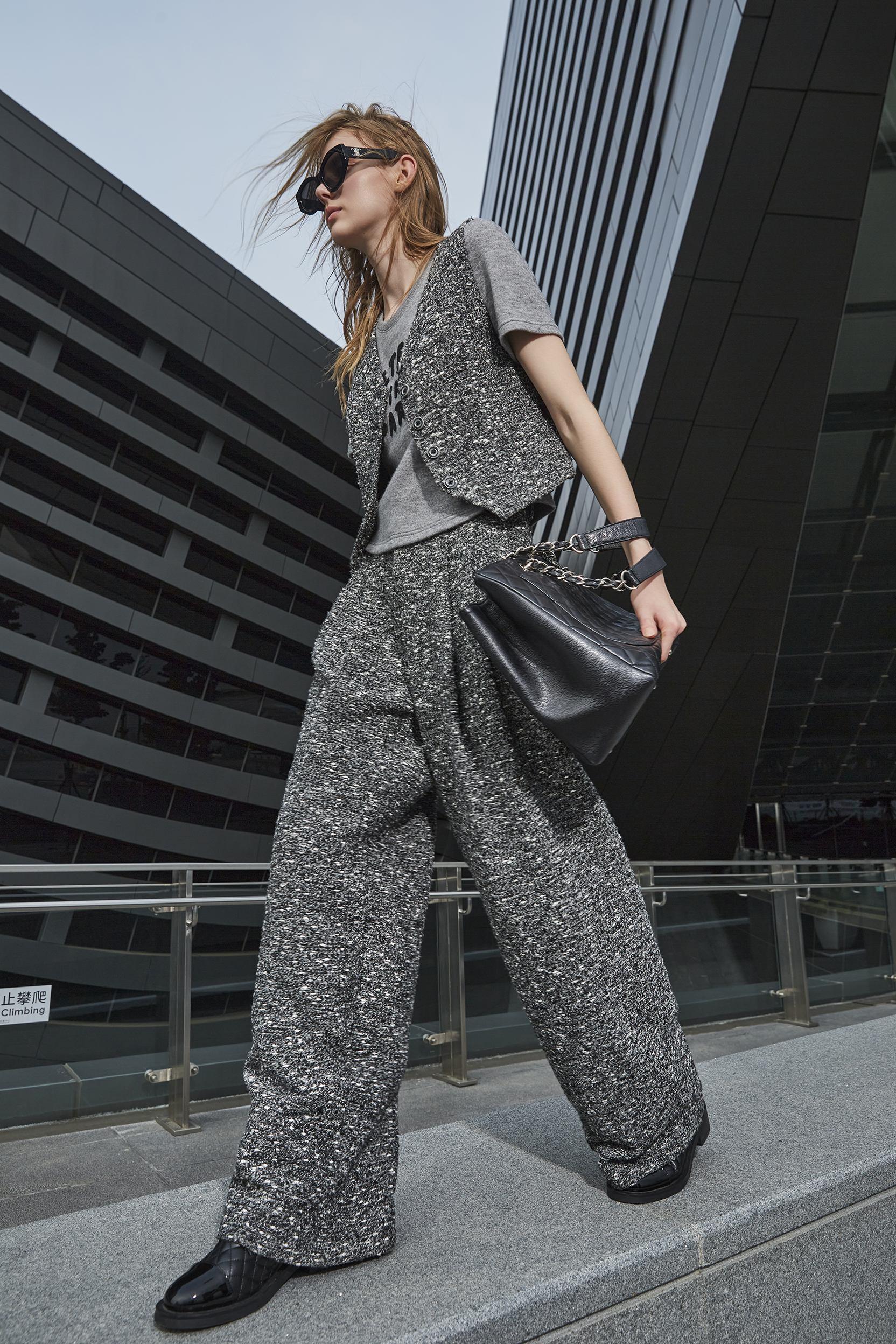 BD15102Y1 霧黑混紡法式粗花呢V領短版馬甲背心