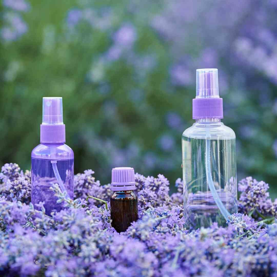 和精油雖然都源自植物萃取，但在化學分子組成、製作過程和應用上有顯著的區別。