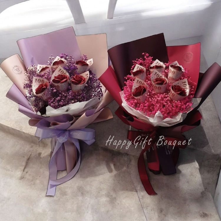 2束鈔票花束,6朵紫色酒紅色玫瑰鈔票花束在木桌上,紫色粉色包裝