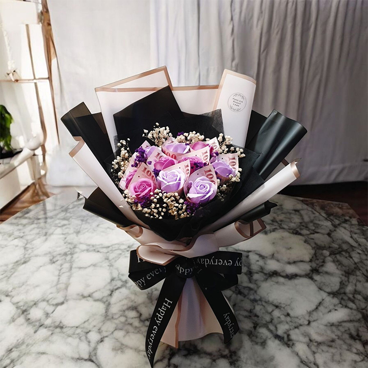 10朵鈔票玫瑰香皂滿天星花束在黑白大理石上