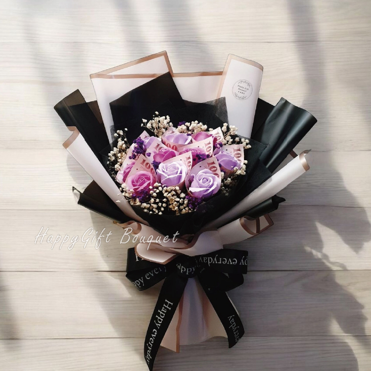 10朵玫瑰鈔票花束在陽光木板,粉色黑色包裝