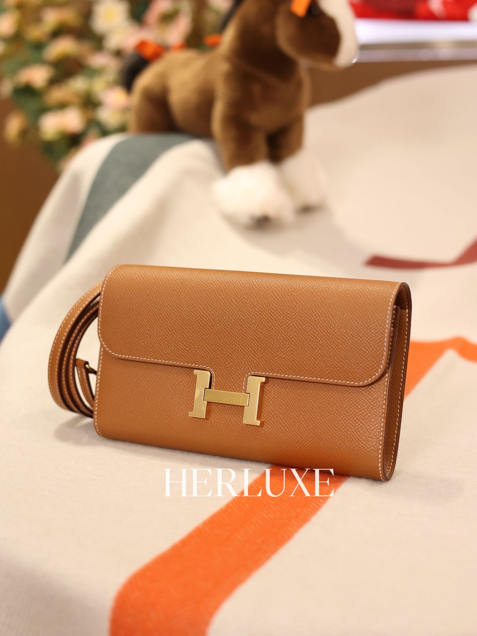 Constance to go 37 gold cc epsom U 98% new