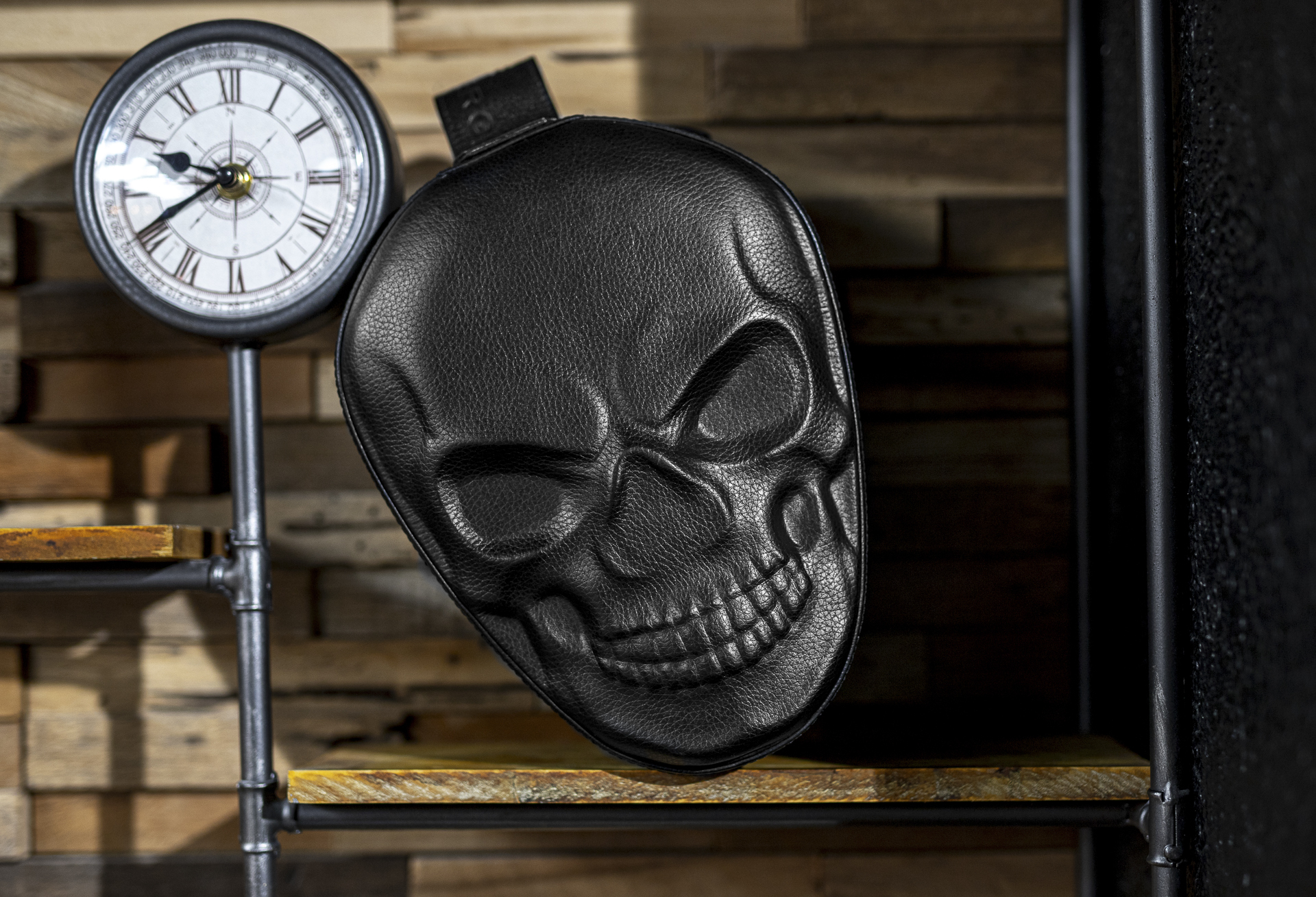 BOLT-68 NEO系列 黑色卡拉維拉機械計時碼錶+骷髏修容套件組