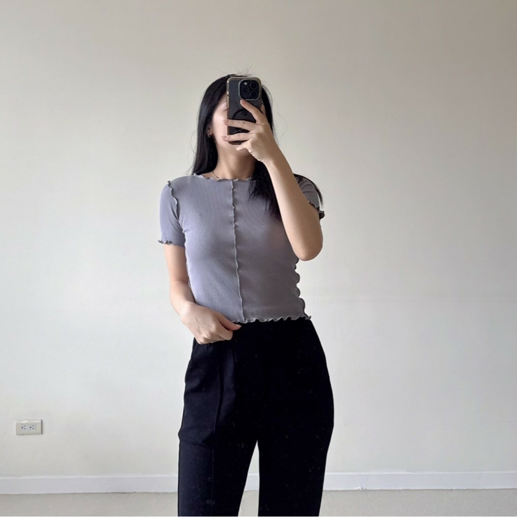 木耳邊設計可兩穿的彈性短袖上衣（現貨）