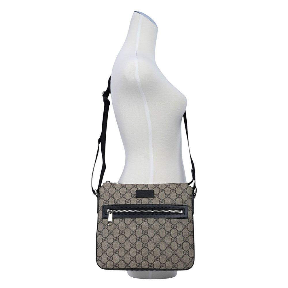 【GUCCI】GG Supreme 塗層帆布拉鍊口袋小款郵差包(米色/黑色)779865 K5RLN 9769