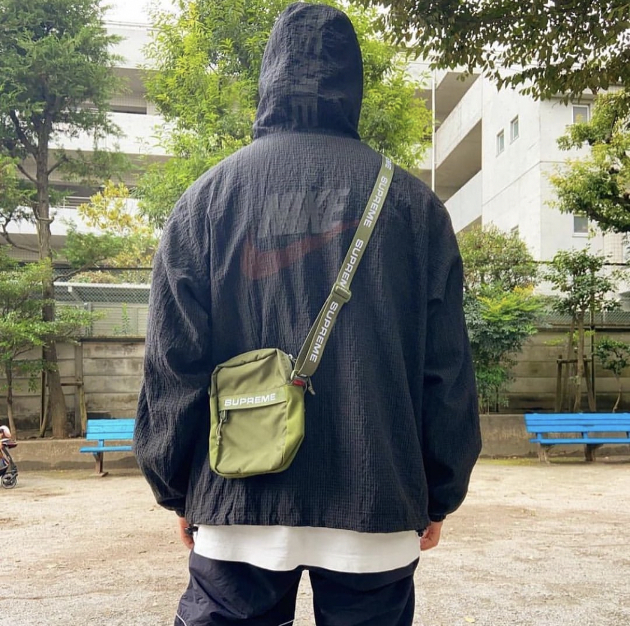 Supreme Shoulder Bag (FW22) 兩色