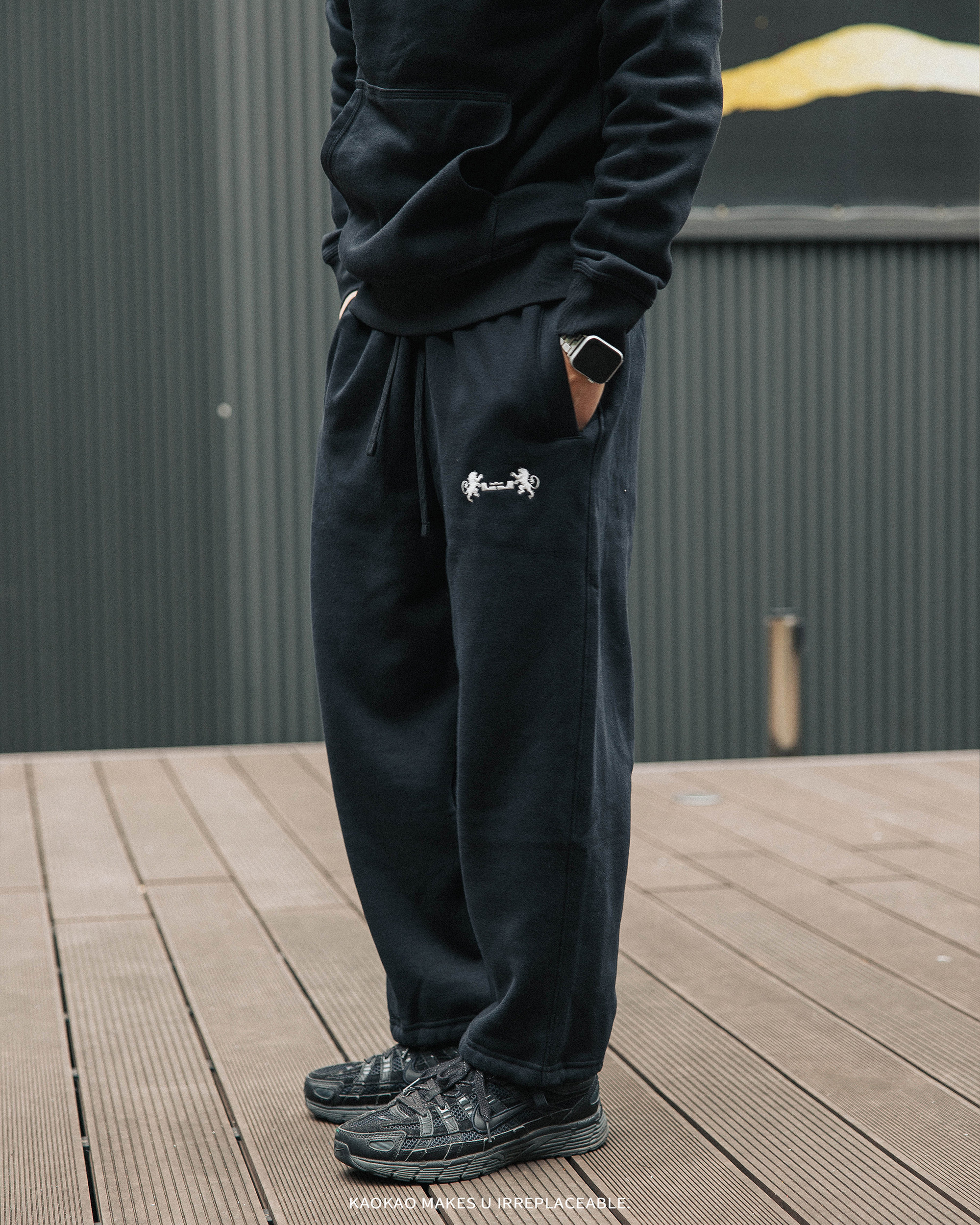 NIKE LBJ 刺繡logo 男款 黑色 棉長褲【FB7128-010】