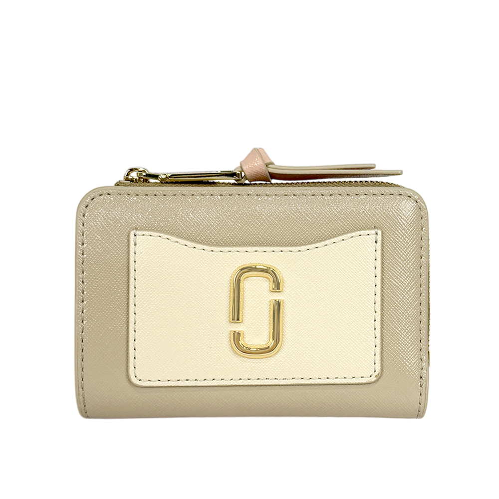 【MARC JACOBS】The Utility Snapshot 撞色防刮皮革暗釦二折短夾(卡其色)2F3SMP061S07 241