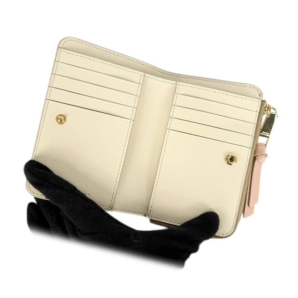 【MARC JACOBS】The Utility Snapshot 撞色防刮皮革暗釦二折短夾(卡其色)2F3SMP061S07 241