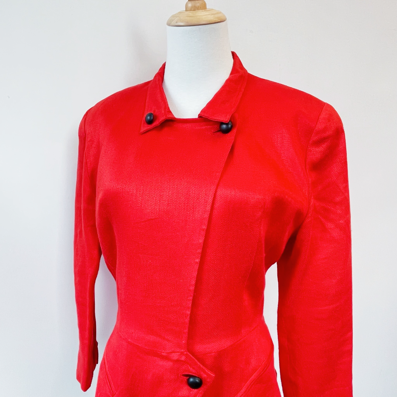 正紅色麻質型格修腰外套