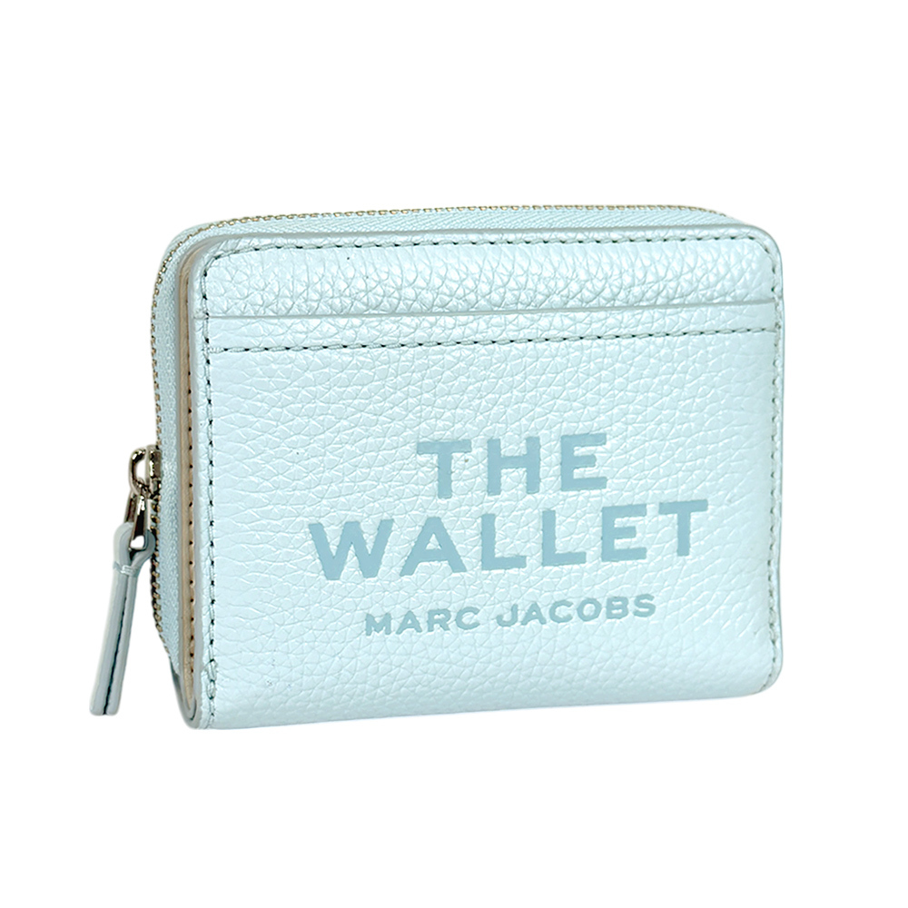 【MARC JACOBS】壓印標誌對開暗釦二折迷你短夾(雲藍色)2R3SMP044S10 465