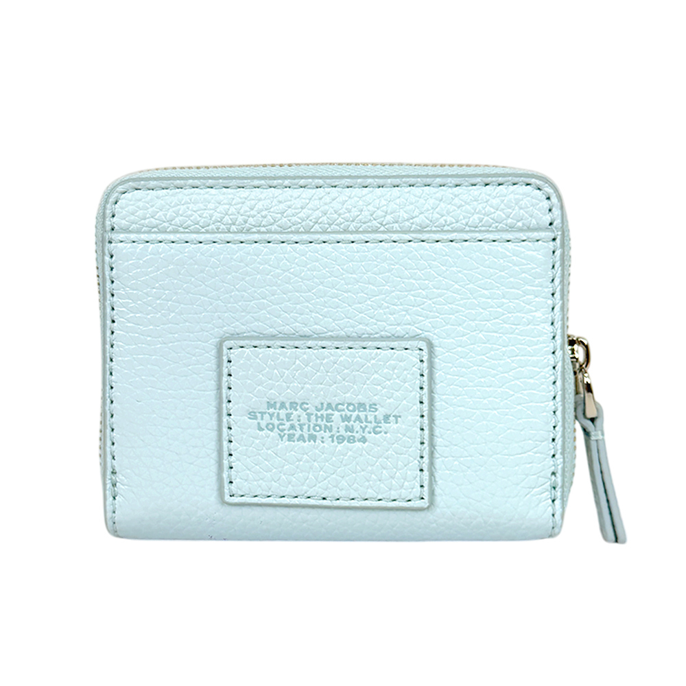 【MARC JACOBS】壓印標誌對開暗釦二折迷你短夾(雲藍色)2R3SMP044S10 465