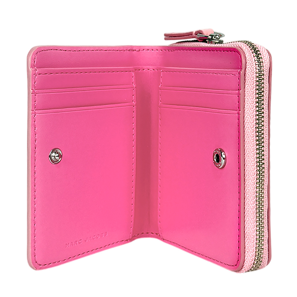 【MARC JACOBS】壓印標誌對開暗釦二折迷你短夾(蝴蝶結粉)2R3SMP044S10 669