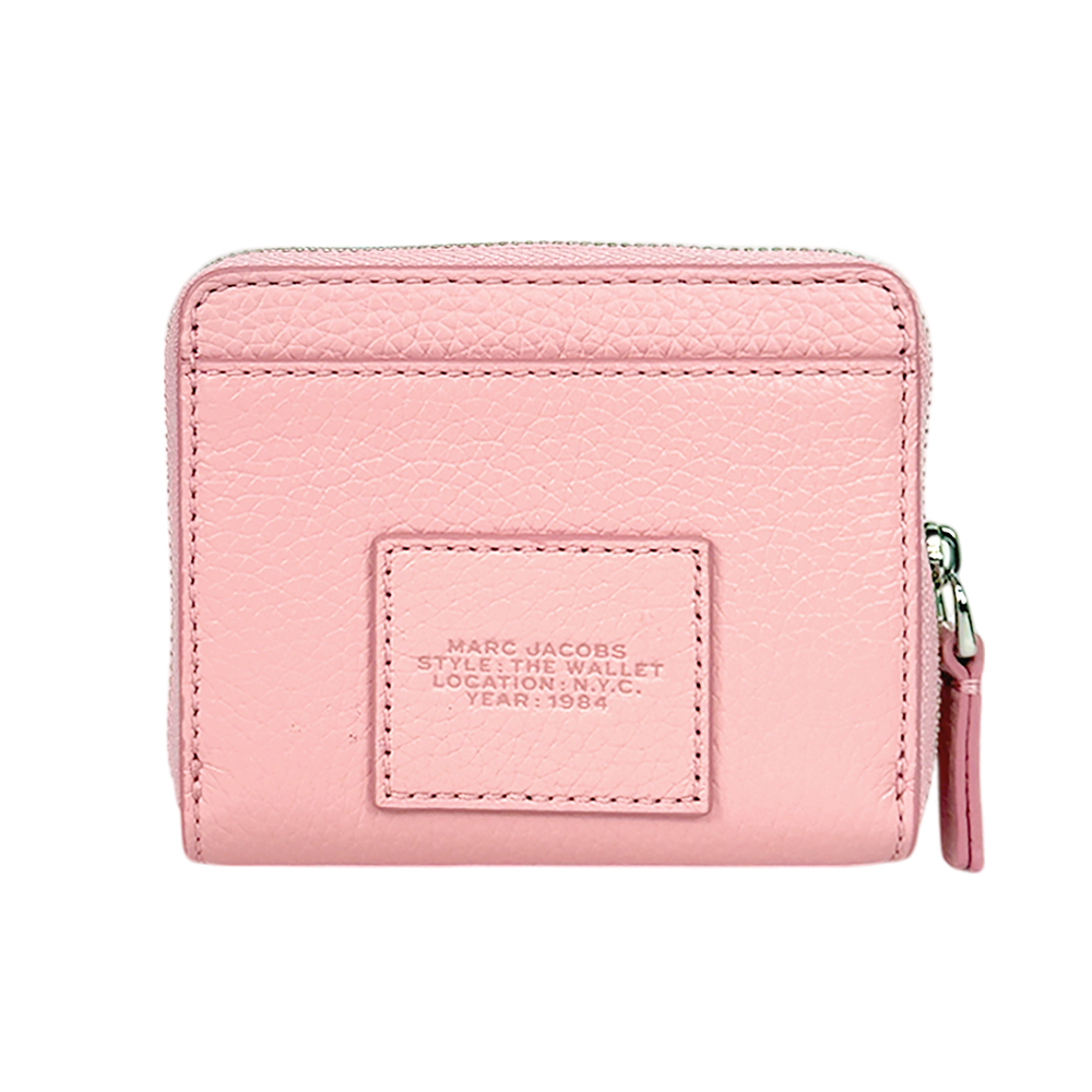 【MARC JACOBS】壓印標誌對開暗釦二折迷你短夾(蝴蝶結粉)2R3SMP044S10 669