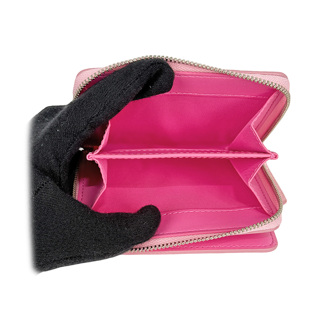 【MARC JACOBS】壓印標誌對開暗釦二折迷你短夾(蝴蝶結粉)2R3SMP044S10 669