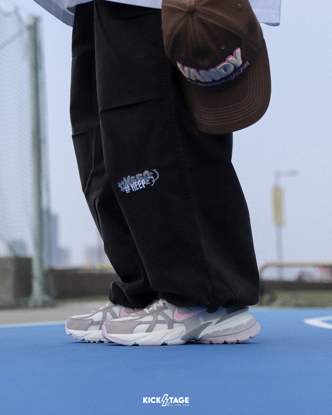 女鞋 NIKE W V2K RUN 情人節限定 米灰粉 麂皮 Y2K 復古 老爹鞋 休閒鞋【HV5997-161】VV22 25VD