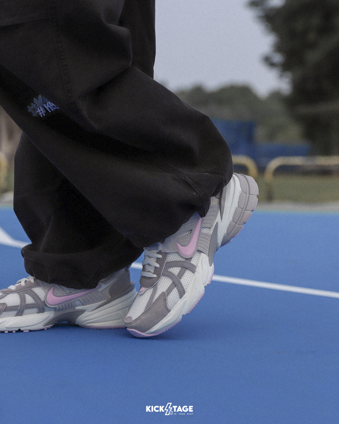 女鞋 NIKE W V2K RUN 情人節限定 米灰粉 麂皮 Y2K 復古 老爹鞋 休閒鞋【HV5997-161】VV22 25VD