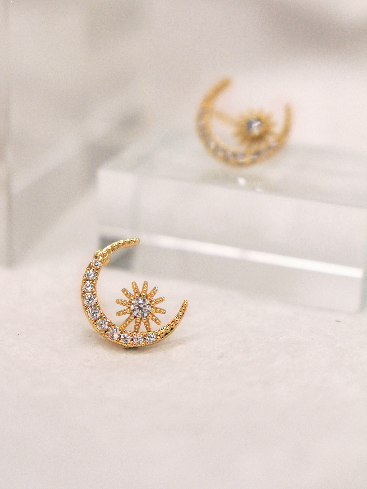 月島。18KGP鋯石星月純銀針耳環