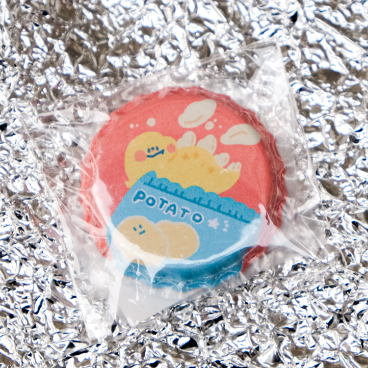 狗狗的小跳步，繪蹦砰！｜瓶蓋胸章｜洋芋片劍龍