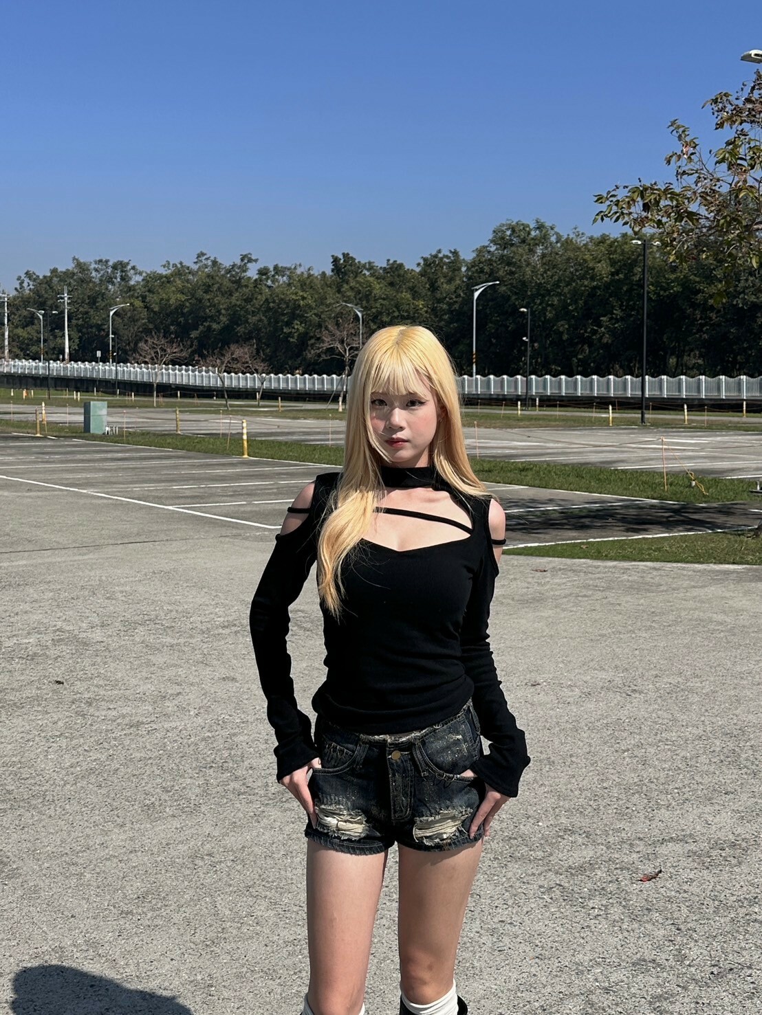 call me later📲愛心鏤空挖肩上衣