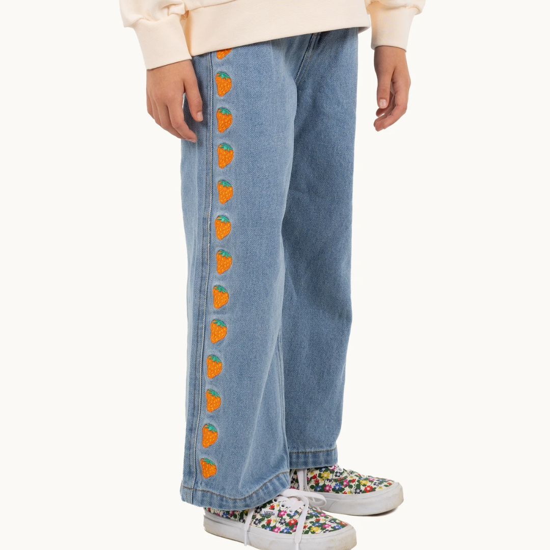 TINYCOTTONS│STRAWBERRIES EMBROIDERED JEANS草莓直筒牛仔褲．light blue denim