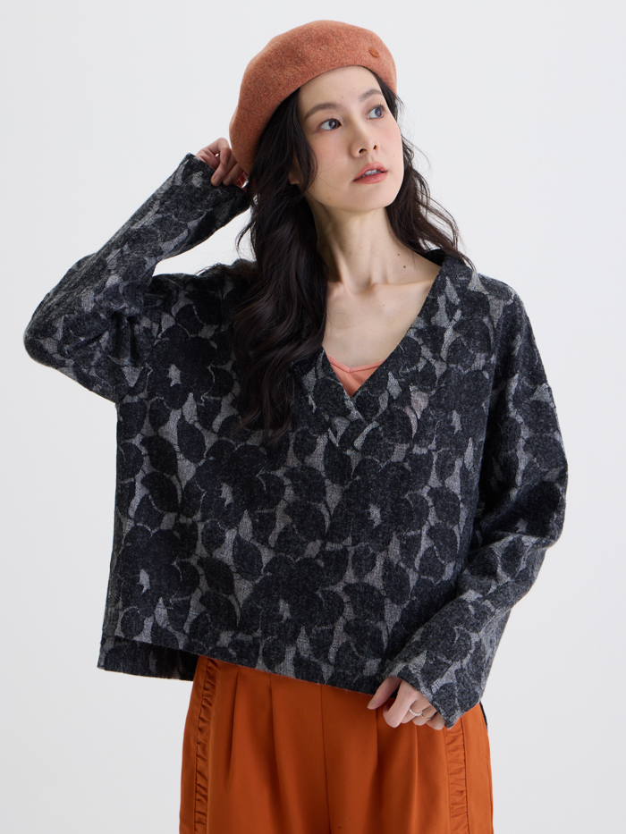 光影蕾絲花V領罩衫-灰岩