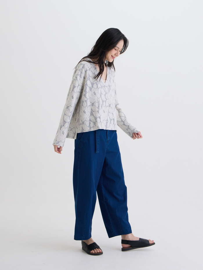 光影蕾絲花V領罩衫-日晨