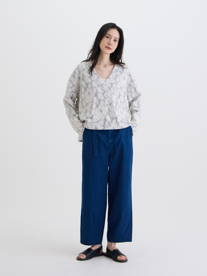 光影蕾絲花V領罩衫-日晨