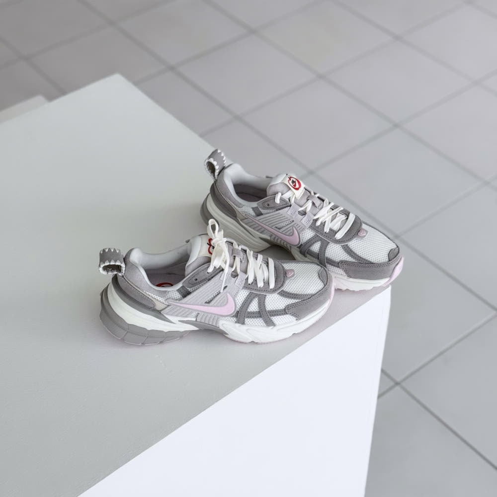 NIKE V2K RUN RUNTEKK 2025 情人節限定 灰粉 櫻花粉 粉紫 外縫線 愛心 蘋果 女鞋 HV5997-161 / 預購