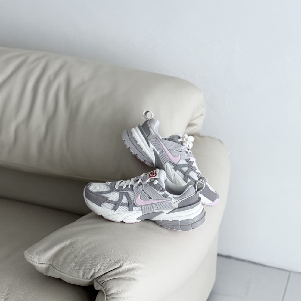 NIKE V2K RUN RUNTEKK 2025 情人節限定 灰粉 櫻花粉 粉紫 外縫線 愛心 蘋果 女鞋 HV5997-161 / 預購