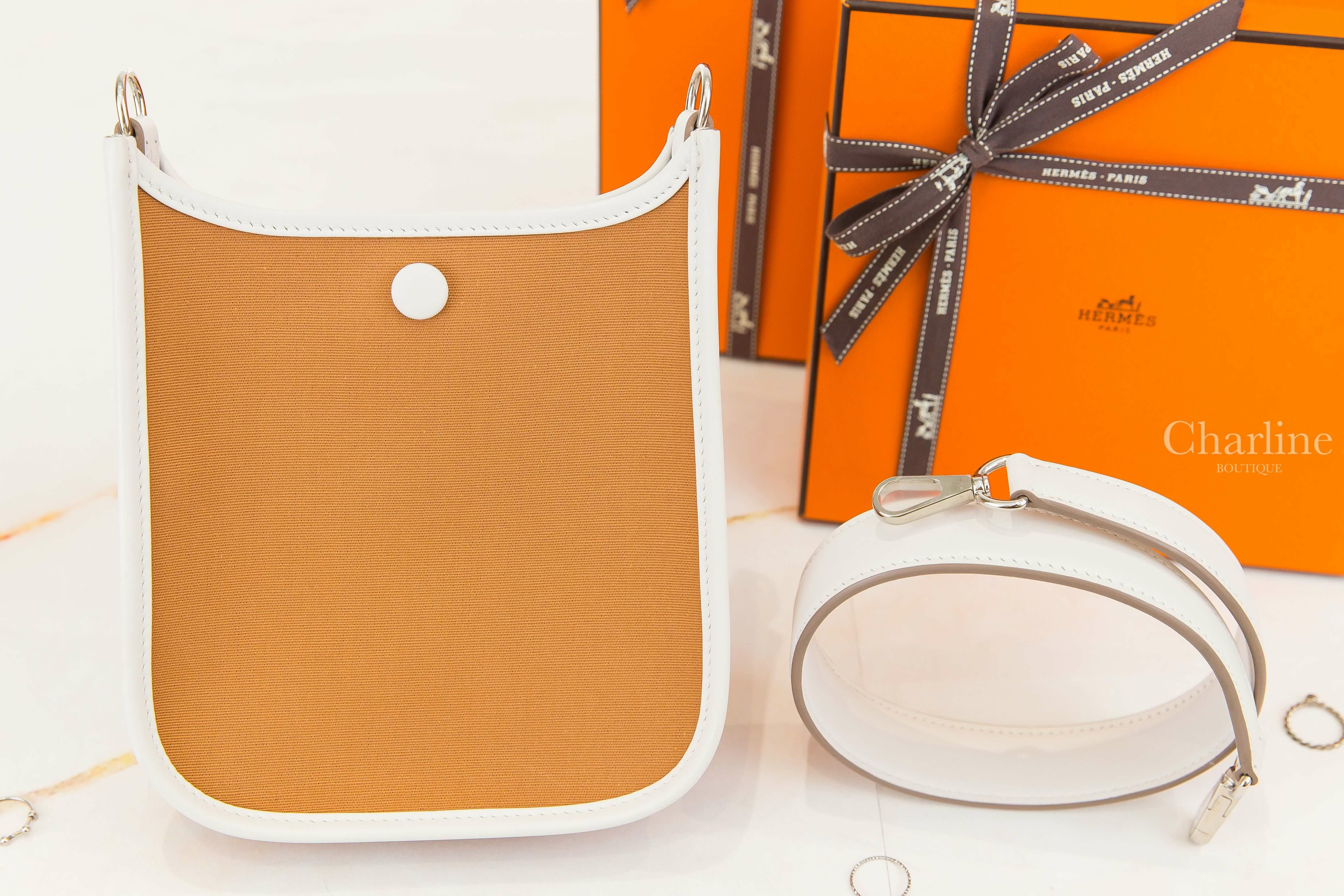 Hermès Neo Evelyne 16cm Bicolor Officier Canvas / Veau Swift 沙丘棕拼奶灰色銀釦簍空洞洞肩背包-Charline Boutique 精品代購