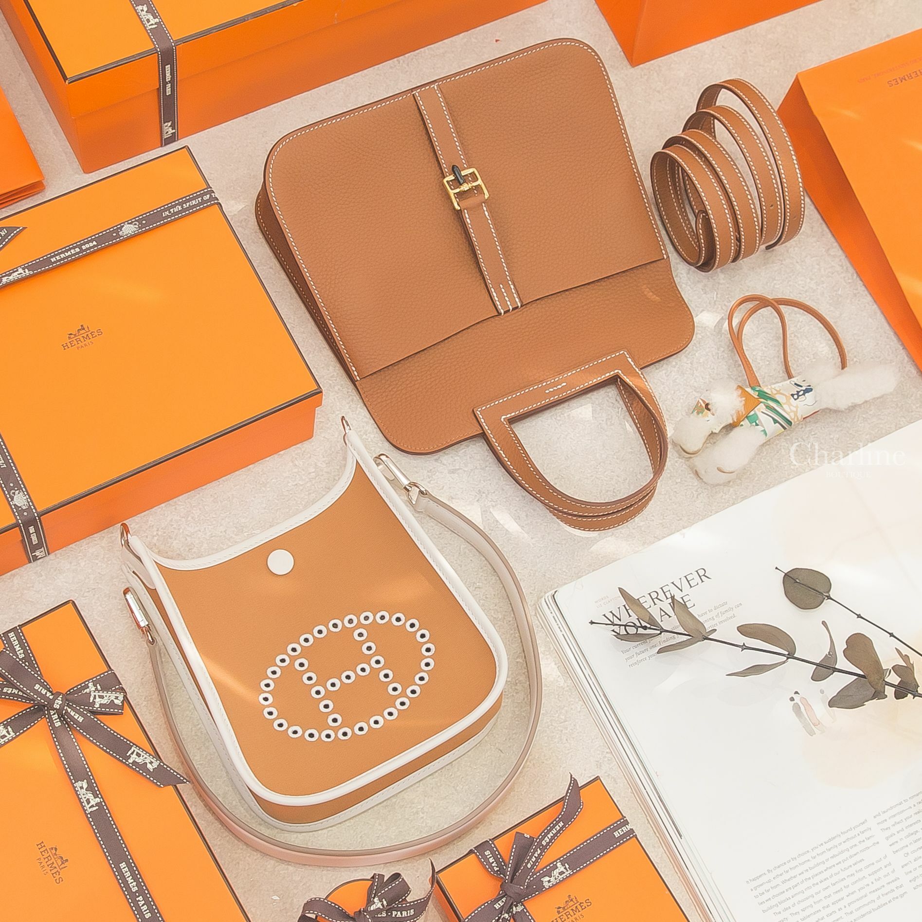 Hermès Neo Evelyne 沙丘棕拼奶灰色銀釦肩背包,Hermès Halzan 25cm 焦糖色金釦手提肩背包,Hermès Budy Charm 棕色羊皮/彩色真絲衣服羊毛獵狐梗犬吊飾-Charline Boutique 精品代購