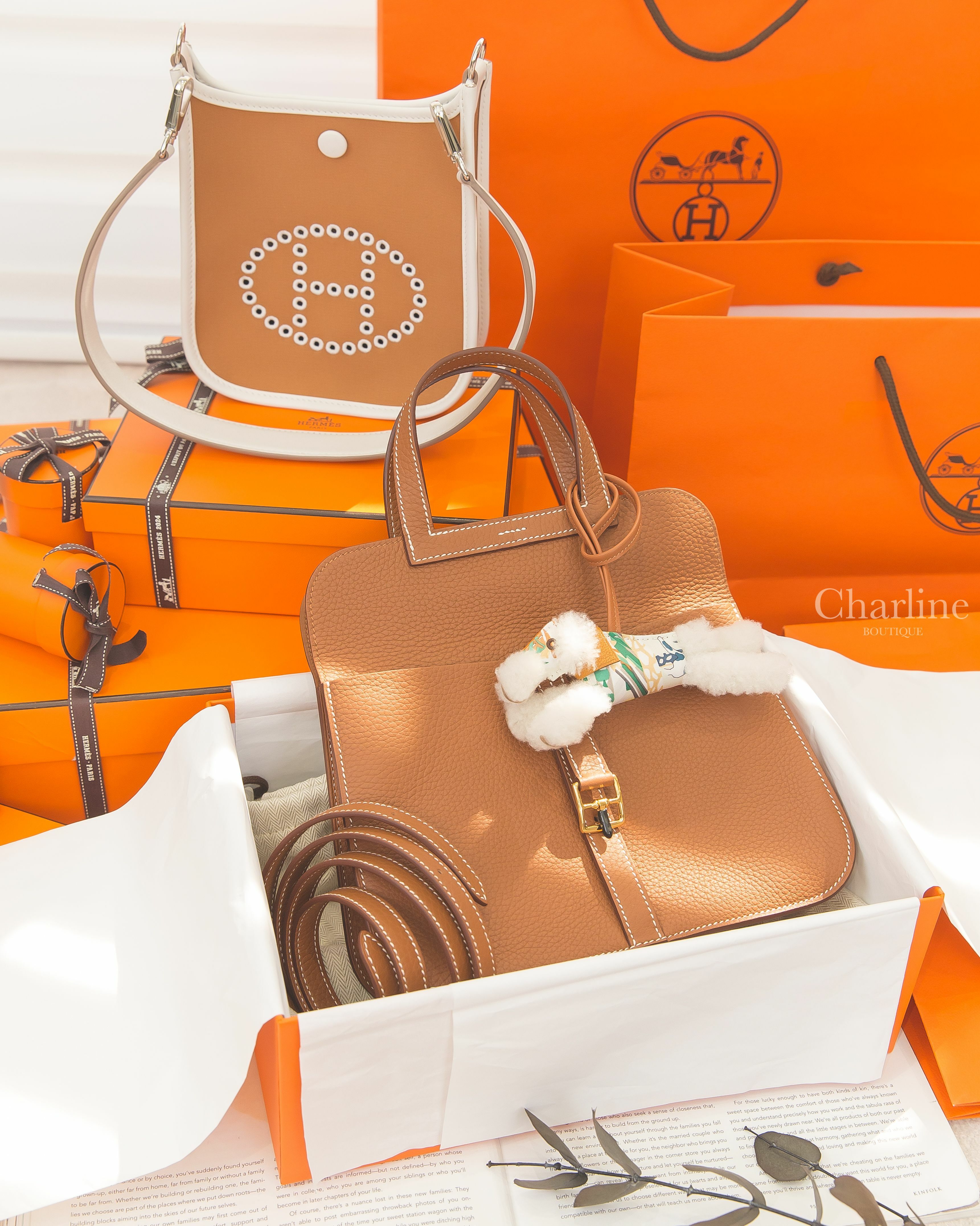 Hermès Neo Evelyne 沙丘棕拼奶灰色銀釦肩背包,Hermès Halzan 25cm 焦糖色金釦手提肩背包,Hermès Budy Charm 棕色羊皮/彩色真絲衣服羊毛獵狐梗犬吊飾-Charline Boutique 精品代購