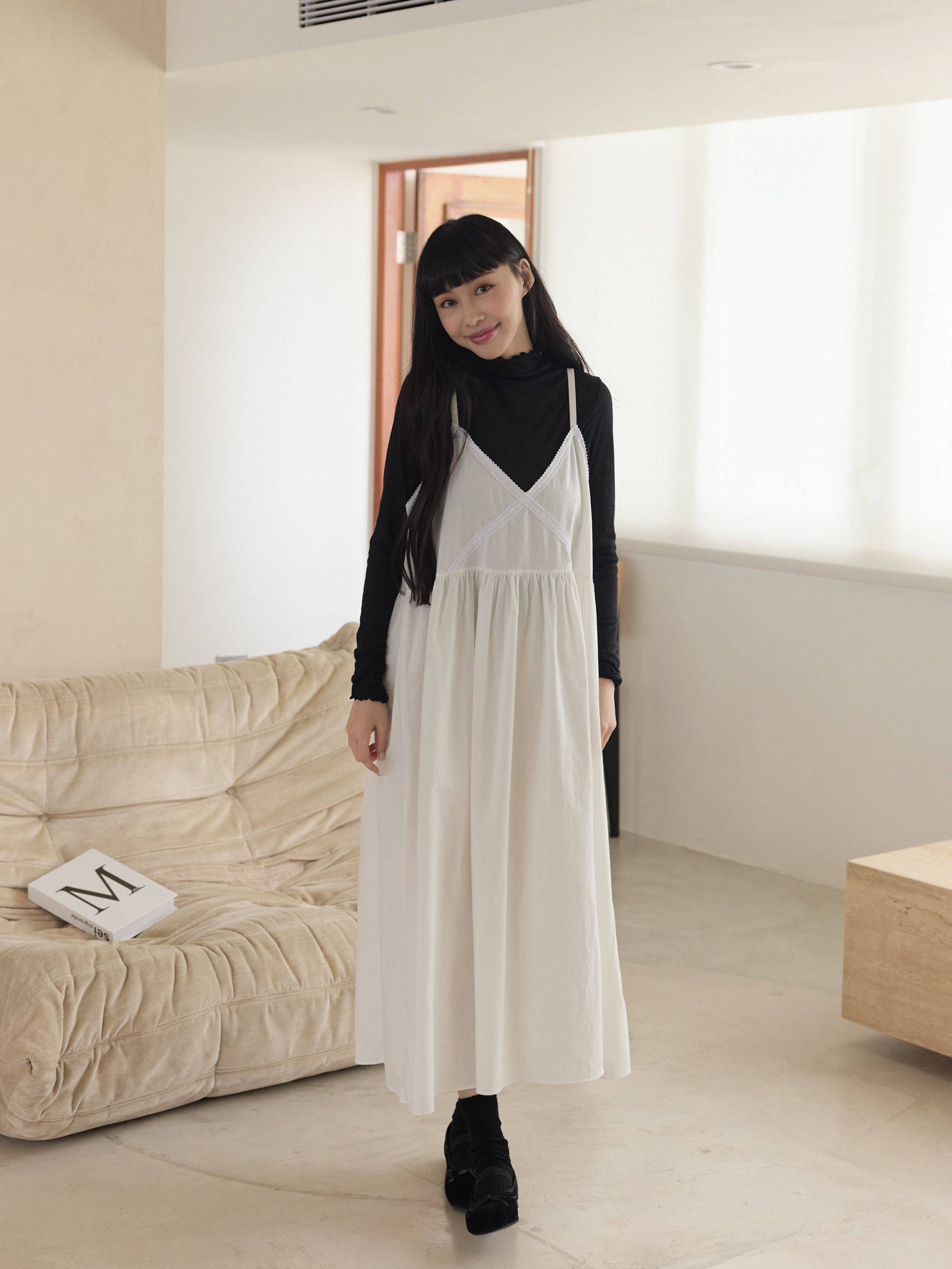 Ｖ領壓紋花邊細肩長洋